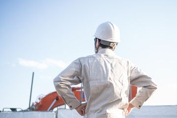現場を見つめる作業員の後ろ姿