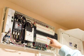 分電盤を点検する手元