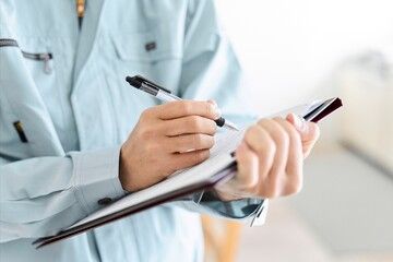 書類にメモを書き込む手元