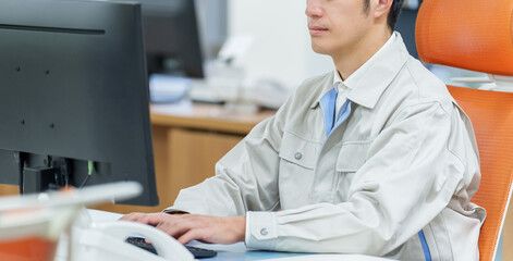 オフィスでパソコン作業を行う社員
